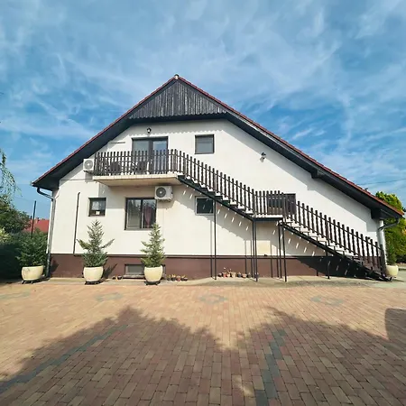 Tennis House With Balcony Apartman Ordacsehi